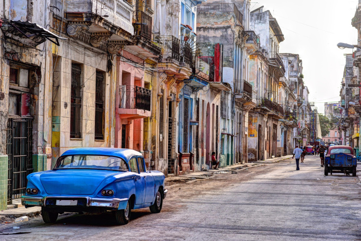 à cuba, les vieilles voitures américaines font-elles toujours partie du paysage ?