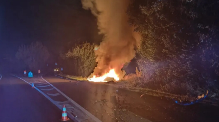 une tesla prend feu après un mortel accident de la route, que s'est-il passé ?