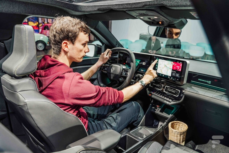 microsoft, on est montés à bord de la renault 4 e-tech : une r5 électrique, mais plus pratique