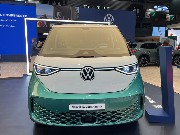 id. buzz, volkswagen, mondial auto 2024, volkswagen id.buzz long : des centimètres en plus pour une meilleure habitabilité - en direct du salon de paris