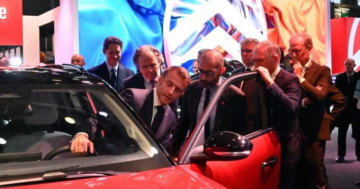 L'Élysée et Bercy font de la câlinothérapie au Mondial de l'auto