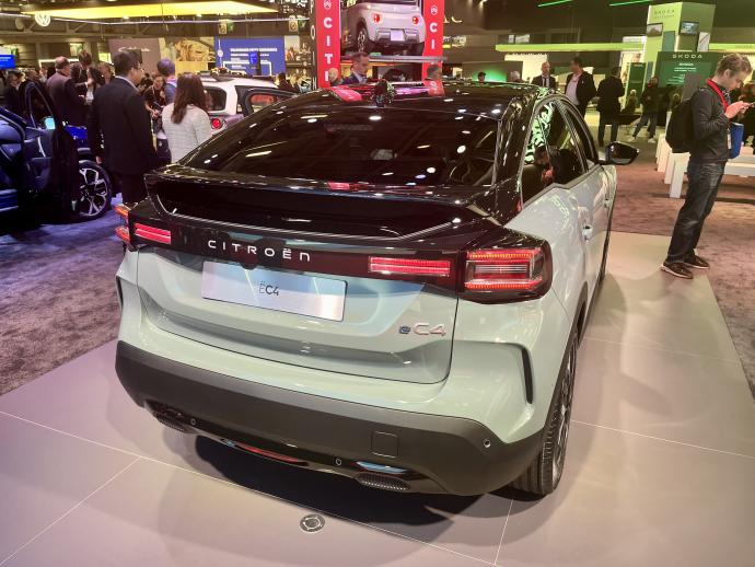 electriques / hybrides, voitures électriques, le mondial de l&039;auto de paris, compactes, hybrides, electriques, citroën, c4 x, citroën c4 et c4 x : un gros restylage pour un style moins clivant