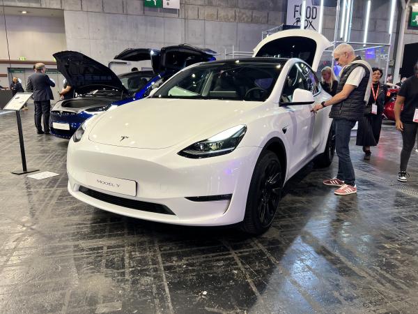 tesla model y 7 places