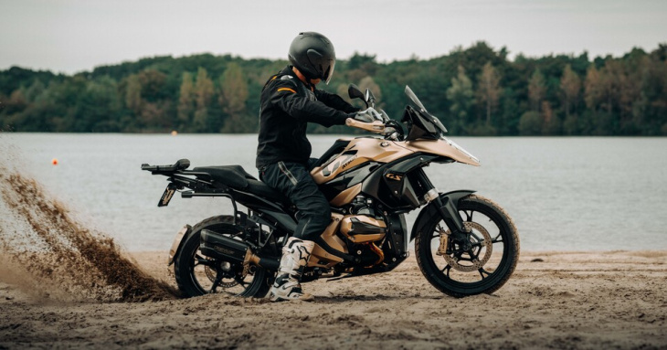 La BMW R 1300 GS se pare de carbone