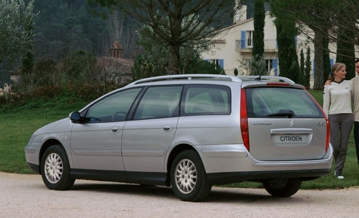 Dès juin 2001, la Citroën C5 se décline en un break très spacieux : son coffre accueille de 565 l à 1 660 l de chargement.