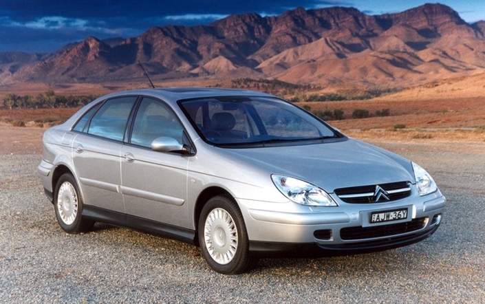 En option, la Citroën C5, ici en 2001, peut recevoir un grand toit ouvrant bien agréable.