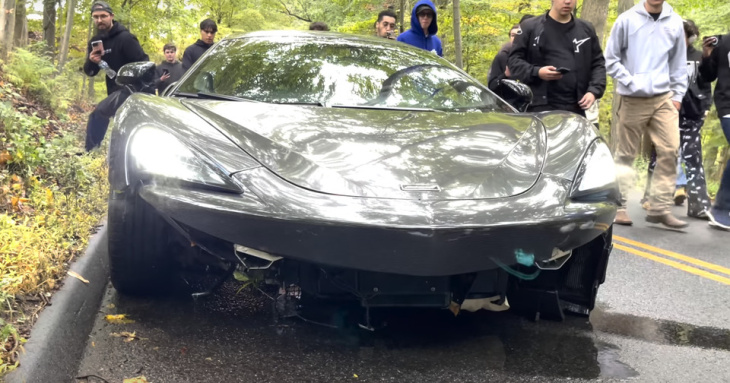 Il arrache le pare-chocs de sa McLaren en quittant un rassemblement